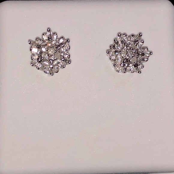 REAL DIAMOND Earrings NOT CZ NOT MOISSANITEs. WOW!